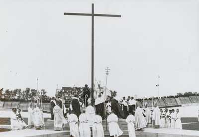 876675 Afbeelding van een scène uit het gemeenschapsspel 'Omnis Terra', geschreven door priester-dichter Jacques ...